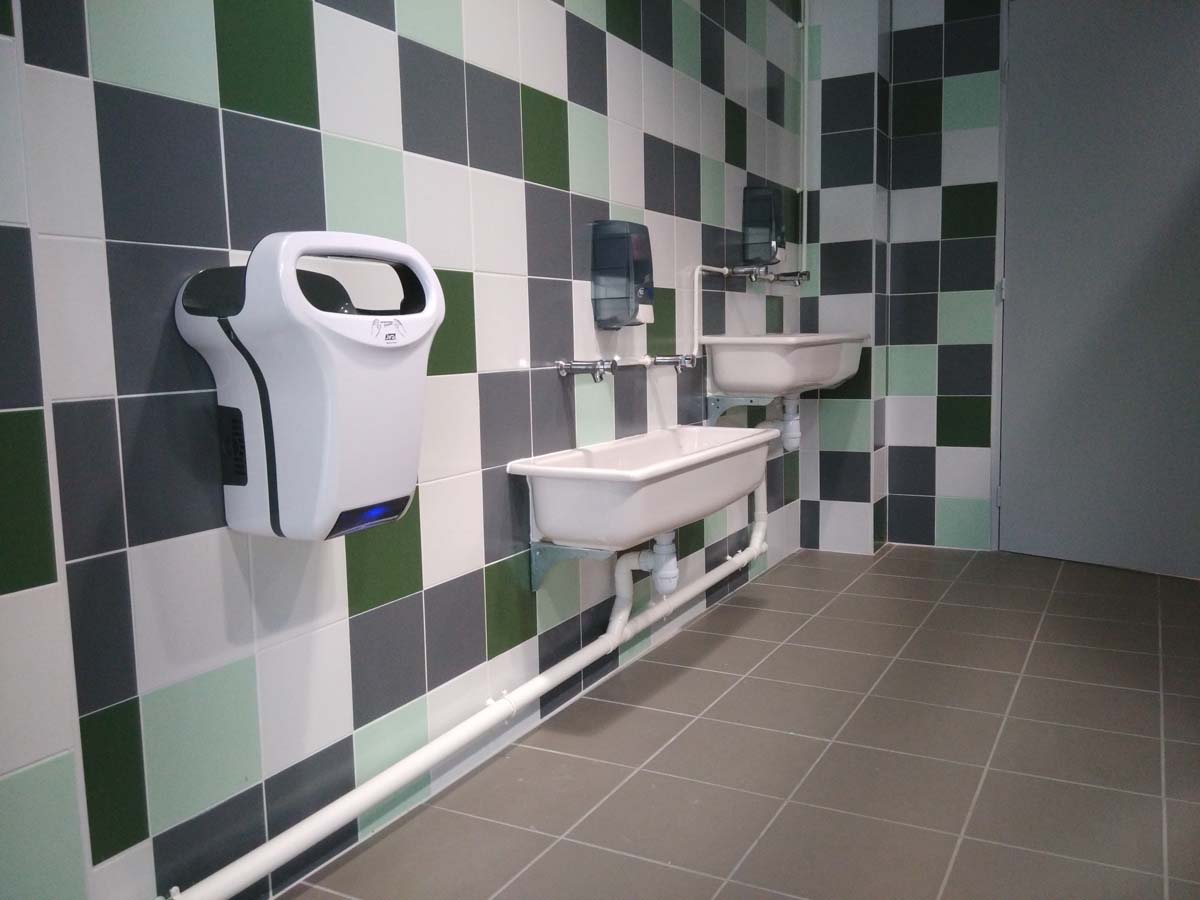 Pose de lavabos collectifs avec sèche-main et robinetterie - Groupe scolaire Dardilly