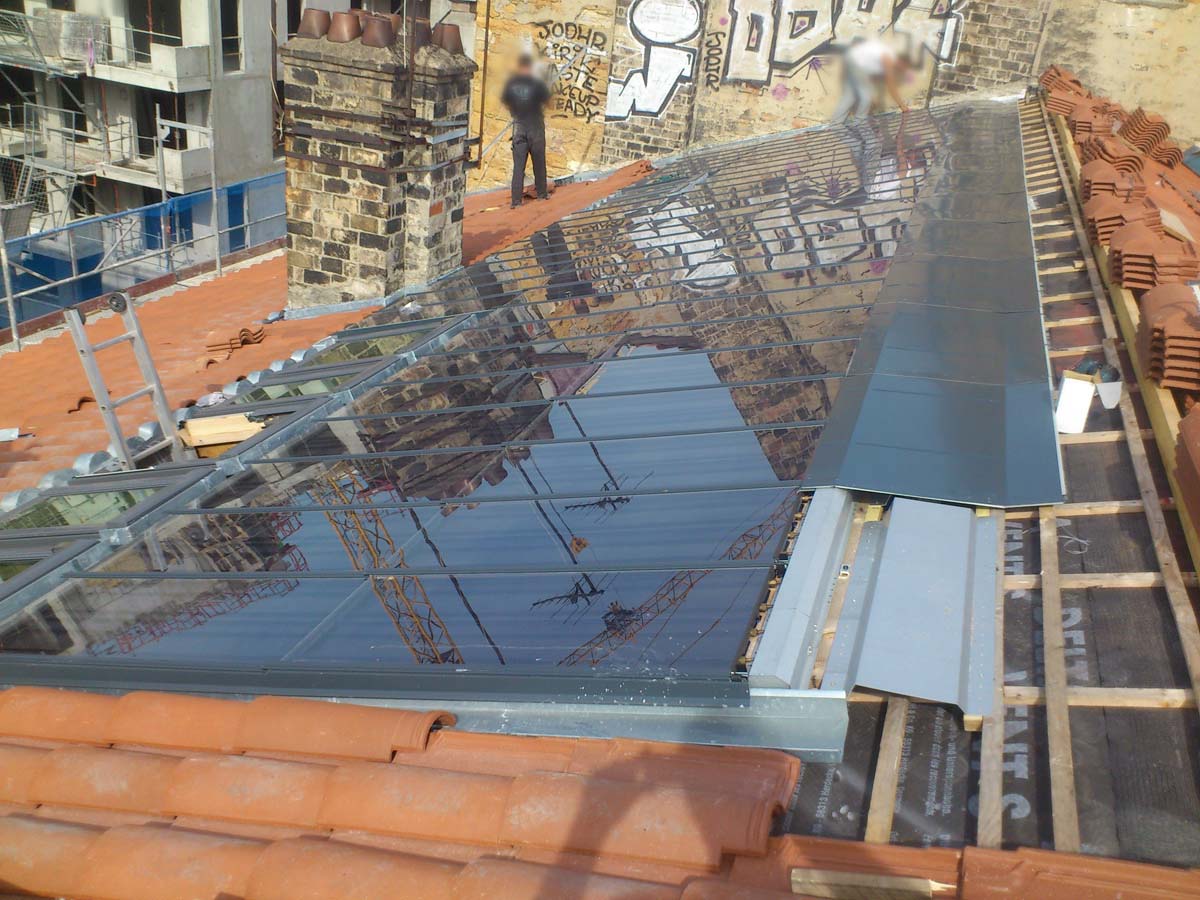 Pose de la zinguerie autour des panneaux solaires pour l'étanchéité à l'eau